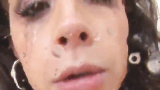 Накрученная барышня делает глубокий заглот членов и пробует сперму